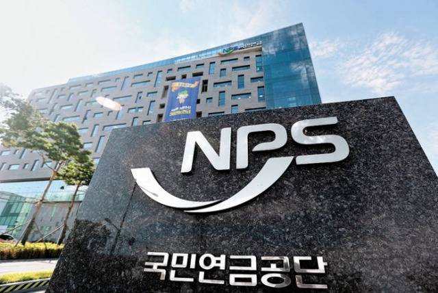 정부가 3대개혁으로 추진 중인 국민연금개혁의 밑그림이 될 국민연금 재정계산위원회 보고서가 1일 공개됐다. 현행 9%인 보험료율을 최대 18%까지 인상하고 연금을 받기 시작하는 수급개시연령은 68세로 상향조정하는 방안 등이 제시됐다. 정부는 이날 공청회를 거쳐 10월 중에 종합운영계획을 마련할 예정이다.[연합]