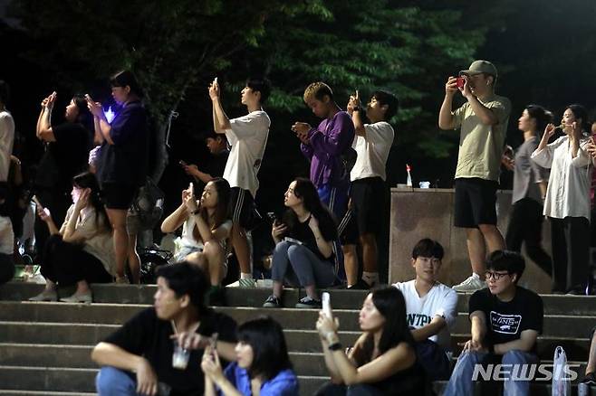 [서울=뉴시스] 조성봉 기자 = 31일 오후 서울 여의도 한강공원에서 시민들이 스마트폰으로  올해 가장 큰 보름달인 '슈퍼 블루문'을 찍고 있다. 이날 뜨는 보름달과 지구 사이 거리는 약 35만7341㎞로, 평균 거리인 38만4400㎞보다 약 2만7000㎞ 가깝다. 다음 슈퍼 블루문이 뜨는 날은 2037년 1월31일이다. 2023.08.31. suncho21@newsis.com