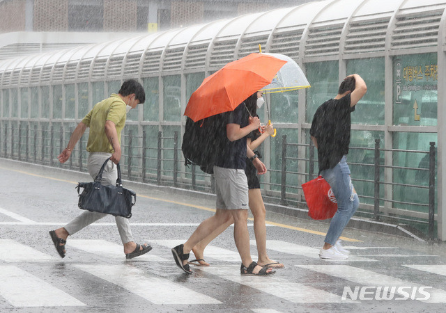 [제주=뉴시스]우장호 기자 = 제주국제공항에서 관광객들이 비를 피해 렌터카 보관소로 이동하고 있다. (뉴시스DB) woo1223@newsis.com