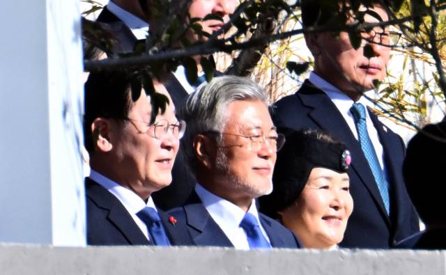 ▲문재인 전 대통령 내외와 이재명 더불어민주당 대표 등이 2일 경남 양산시 하북면 평산마을 문 전 대통령 사저에서 단체 사진 촬영을 하고 있다. ⓒ연합뉴스