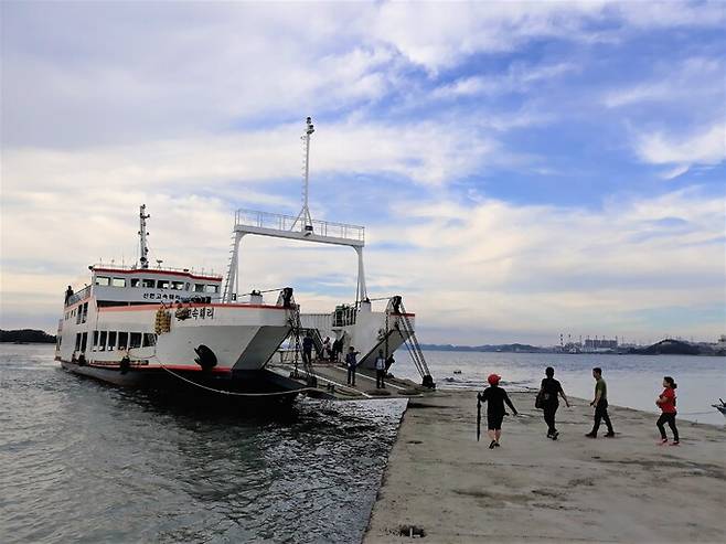 충남 보령 섬마을 운항하는 여객선. 