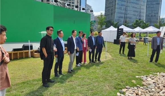 서울도시건축비엔날레 전시장을 사전 방문한 서울시의회 주택공간위원회(위원장 민병주)가 현장을 둘러보고 있다.