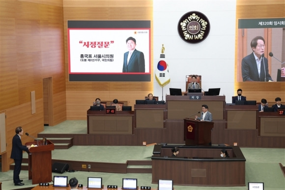 지난달 31일 제320회 임시회 제4차 본회의 시정질문에서 조희연 교육감에게 질의하는 홍국표 의원