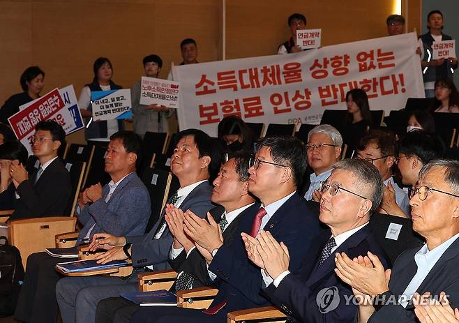 국민연금 재정계산위원회 공청회 (서울=연합뉴스) 김도훈 기자 = 1일 오전 서울 강남구 코엑스에서 열린 국민연금 재정계산위원회 공청회에서 이기일 보건복지부 차관과 김용하 재정계산위원장 및 참석자들이 박수치고 있다.
    재정계산위원회는 이날 공청회에서 국민연금 개혁 관련 보고서를 공개한다. 복지부는 이 보고서를 바탕으로 정부 개혁안이 담긴 국민연금 종합운영계획을 10월까지 국회에 제출할 예정이다. 2023.9.1 superdoo82@yna.co.kr