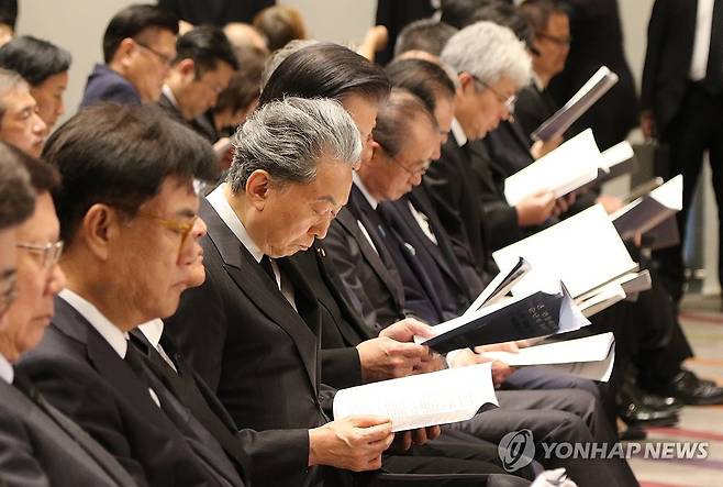 간토대지진 한국인 순난자 추념식 참석한 하토야마 전 총리 (도쿄=연합뉴스) 박상현 특파원 = 하토야마 유키오 전 일본 총리가 1일 도쿄 국제포럼에서 열린 '제100주년 관동대진재 한국인 순난자 추념식'에서 추도사를 듣고 있다.