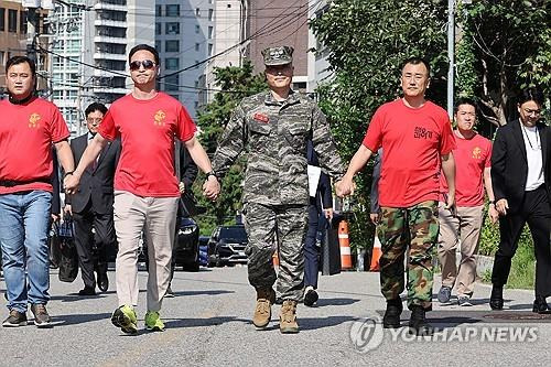 군사법정으로 향하는 박정훈 전 해병대 수사단장     (서울=연합뉴스) 김주성 기자 = 채 모 상병 순직 사건을 수사하다 항명 등의 혐의로 입건된 박정훈 전 해병대 수사단장(대령)이 1일 오전 구속 전 피의자심문(영장실질심사)을 받기 위해 해병대 예비역 동기들의 손을 잡고 서울 용산구 군사법원으로 들어가고 있다. 2023.9.1
    utzza@yna.co.kr
(끝)