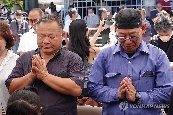 간토대지진 100주년 조선인 희생자 추도식서 묵념하는 일본인 참석자들 (도쿄=연합뉴스) 박성진 특파원 = 1일 오전 도쿄 스미다구에 있는 요코아미초 공원에서는 1923년 일본 도쿄를 비롯한 수도권 일대를 강타한 간토(關東)대지진 당시 학살된 조선인들을 추모하기 위한 위령 행사가 열렸다. 행사 참석자들이 간토대지진이 발생한 오전 11시 58분을 맞아 묵념하고 있다. 2023.9.1 sungjinpark@yna.co.kr