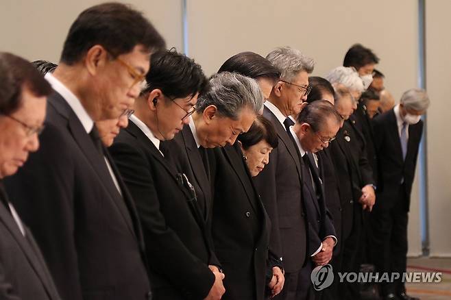 한국인 순난자 추념식에서 묵념하는 하토야마 전 총리 (도쿄=연합뉴스) 박상현 특파원 = 하토야마 유키오 전 일본 총리를 비롯한 한일 정계 인사들이 1일 도쿄 국제포럼에서 열린 '제100주년 관동대진재 한국인 순난자 추념식'에서 100년 전 지진 발생 시각인 오전 11시 58분에 맞춰 묵념하고 있다.