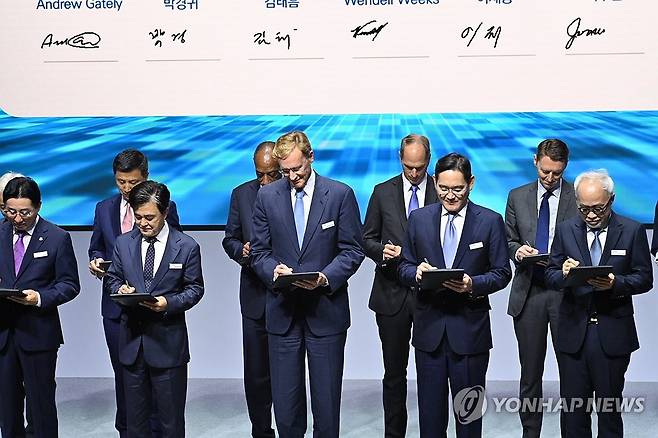 코닝 한국 투자 50주년 기념행사 (아산=연합뉴스) 1일 오전 충남 아산 탕정 디스플레이시티 코닝 정밀소재 2단지에서 코닝의 '한국 투자 50주년 기념행사'가 열리고 있다. 2023.9.1 [충남도 제공. 재판매 및 DB금지] psykims@yna.co.kr