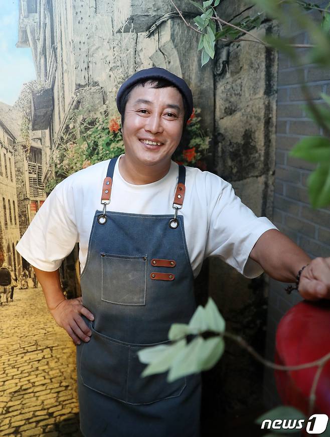 개그맨 김병만이 경기도 양주시의 한 카페에서 뉴스1과 인터뷰를 앞두고 포즈를 취하고 있다. /뉴스1 ⓒ News1 김진환 기자