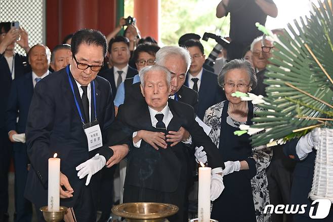 이승만 전 대통령 양자인 이인수 박사가 1일 오전 서울 강북구 수유동 4·19 묘역 유영봉안소를 참배하고 있다. (공동취재) 2023.9.1/뉴스1 ⓒ News1 장수영 기자