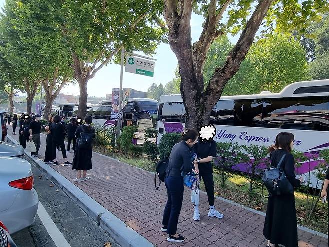 2일 오전 청주종합체육관 앞 도로에서 서울 토요집회 참여 교사들이 관광버스를 타려고 대기하고 있다. (독자 제공) / 뉴스1