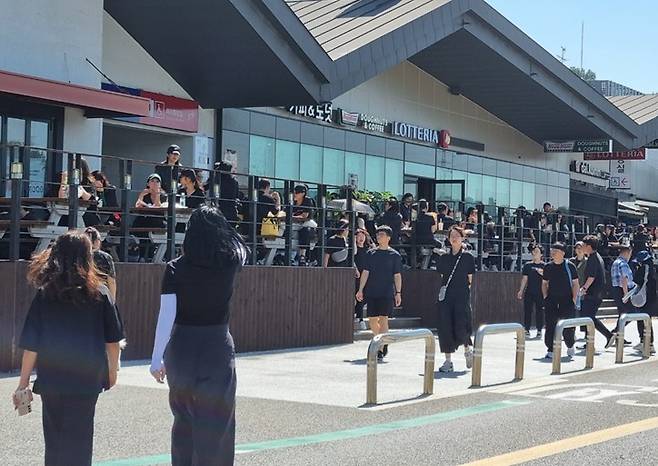 2일 오전 한 고속도로 휴게소가 7차 서울 토요집회에 참여하는 교사들로 북적이고 있다. 한 교사는 "휴게소가 온통 검은색으로 뒤덮이는 이례적인 풍경이 펼쳐졌다"고 말했다. (독자 제공) / 뉴스1