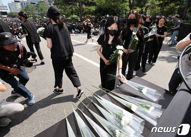 2일 서울 여의도 국회의사당 앞에서 열린 서이초 교사 추모 및 입법촉구 7차 교사 집회에서 서이초 교사의 대학원 동기들이 헌화하고 있다. 2023.9.2/뉴스1 ⓒ News1 허경 기자