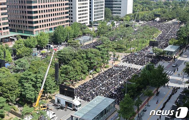 2일 서울 여의도 국회의사당 앞에서 서이초 교사 추모 및 입법촉구 7차 교사 집회가 열리고 있다. 2023.9.2/뉴스1 ⓒ News1 허경 기자