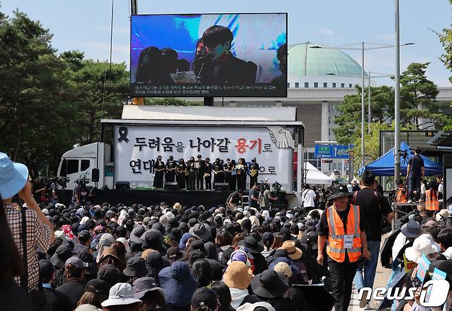 2일 서울 여의도 국회의사당 앞에서 열린 서이초 교사 추모 및 입법촉구 7차 교사 집회에서 서이초 교사의 대학원 동기들이 추모사를 하고 있다. 2023.9.2/뉴스1 ⓒ News1 허경 기자