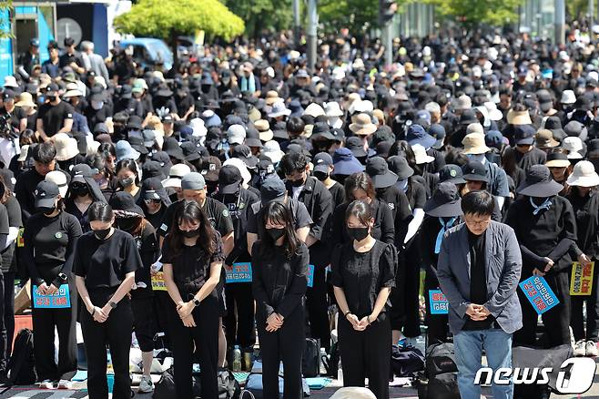 2일 서울 여의도 국회의사당 앞에서 열린 서이초 교사 추모 및 입법촉구 7차 교사 집회에서 참석자들이 묵념하고 있다. 2023.9.2/뉴스1 ⓒ News1 허경 기자