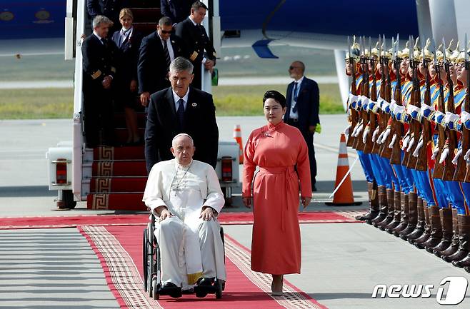 프란치스코 교황이 1일(현지시간) 교황으론 처음으로 몽골을 방문해 울란바토르에 있는 칭기즈칸 국제 공항에 도착을 하고 있다. 2023.9.1 ⓒ 로이터=뉴스1 ⓒ News1 우동명 기자