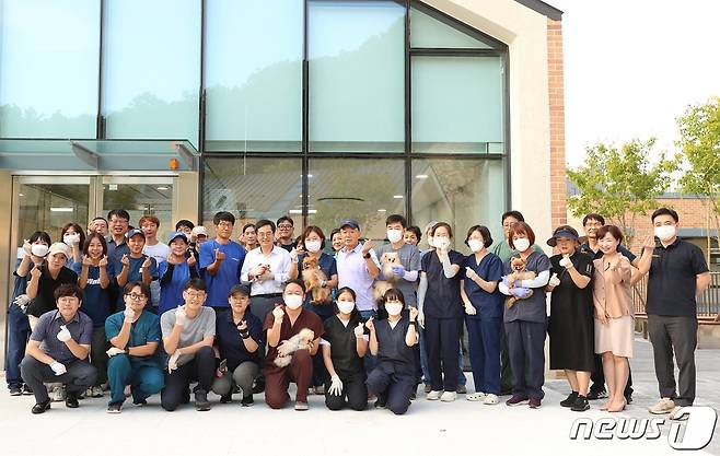 김동연 경기도지사와 공무원, 자원봉사자들이 2일 화성시 개 번식장에서 구조한 개들을 반려마루 여주로 옮기는 작업을 진행한 뒤 기념사진을 찍고 있다.(경기도 제공) ⓒ 뉴스1