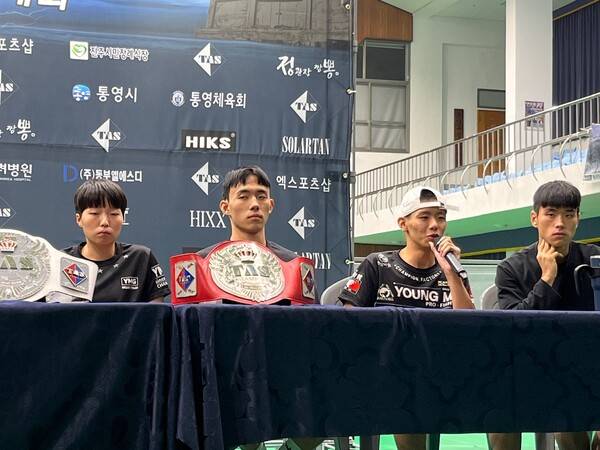 기자회견에 임하는 한국 선수들. 사진┃TAS