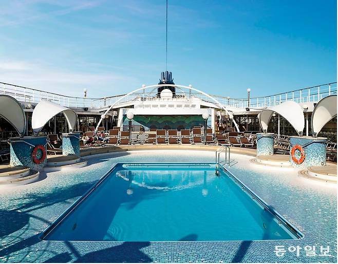 크루즈선 선상 수영장.