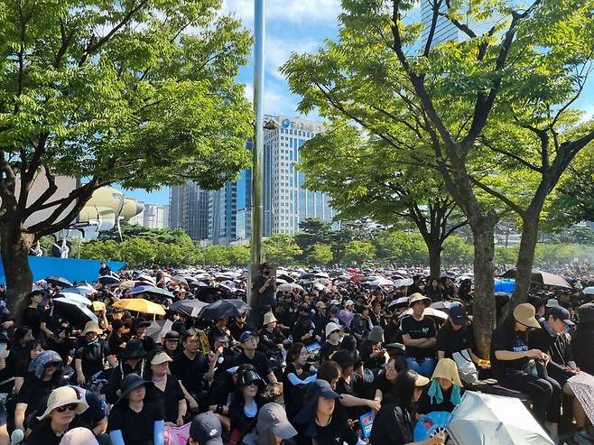 2일 낮 전국에서 모인 교사들이 서울 영등포구 국회 앞에서 숨진 서초구 초등학교 교사를 추모했다. 국회 앞을 가득 메운 인파에 여의도공원 내부까지 교사들이 들어찼다. 김가윤 기자