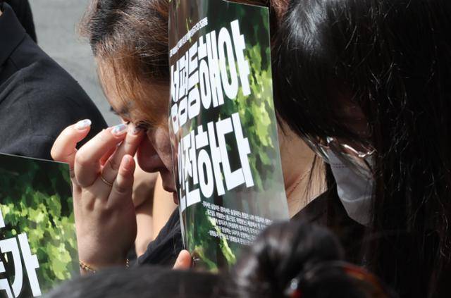 한국성폭력상담소 등 단체 회원과 시민들이 8월 24일 오전 서울 관악구 신림동 성폭행 살인 사건 현장 인근에서 추모 집회를 하고 있다. 연합뉴스.