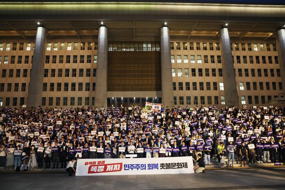 이재명 더불어민주당 대표와 박광온 원내대표를 비롯한 의원 등이 1일 저녁 서울 여의도 국회 본청 앞에서 열린 '민주주의 회복 촛불문화제'에서 구호를 외치고 있다. 뉴스1