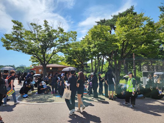 2일 서울 여의도공원에 '서이초 교사 추모 및 입법촉구' 7차 교사 집회에 참여한 교사 및 시민들이 지나가고 있다. 장윤서 기자