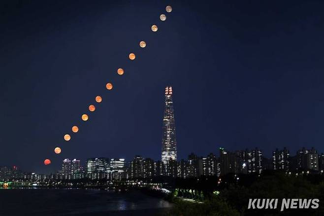 1일 밤, 강남구 삼성동에 위치한 해맞이 공원 동쪽 천호대교 뒷편 산에서 떠올라 잠실 롯데월드타워 위로 도심을 밝히며 떠오르는 수퍼블루문의 궤적을 저녁 8시부터 1시간 30분가량 기록했다.