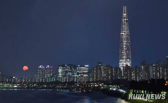 &nbsp;달이 뜨는 시간은 매일 50분 가량 늦어진다. 달 역시 동쪽에서 떠서 서쪽으로 진다. 보름달은 해가질때 동쪽에서 떠올라 지구자전에 의해 밤새 남쪽으로 떠오르며 이동하다가 새벽녘에 서쪽으로진다.