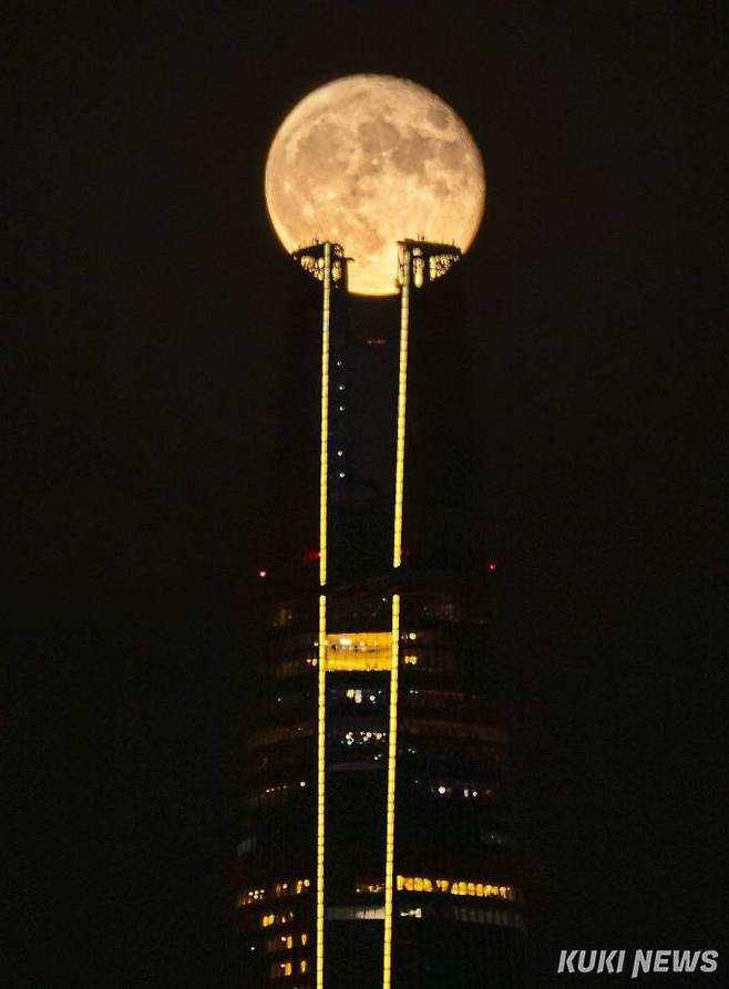 1일 밤 송파구 롯데월드타워&몰 상단에 수퍼블루문이 걸려있다.지구와 달과의 간격이 가장 가까이 좁혀지는 시간은 1일 오전 12시51분 이었다. 이 시간 달과 지구와의 거리는 약 35만7200㎞로 지구-달 평균 거리인 38만4400㎞보다 약 2만7000㎞ 가까운 거리다. 사진가=김학모 제공