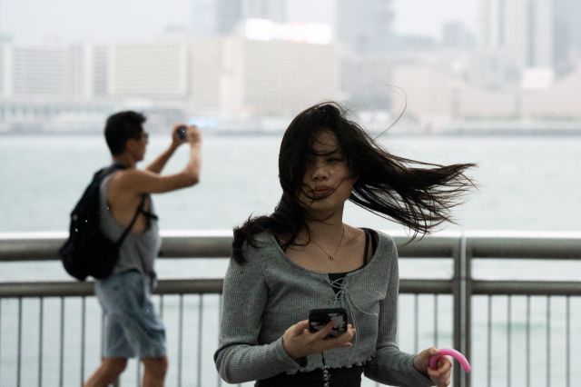 홍콩 센트럴 부두에서 지난 1일 한 여성의 머리카락이 제9호 태풍 ‘사올라’의 강풍으로 휘날리고 있다. EPA연합뉴스