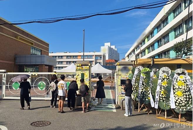 2일 오전 8시40분쯤 서울 양천구의 한 초등학교 앞. 이곳은 지난달 경기 고양시 아파트에서 추락해 숨진 30대 초등학교 교사가 생전에 근무했던 곳이다. /사진=김지은 기자