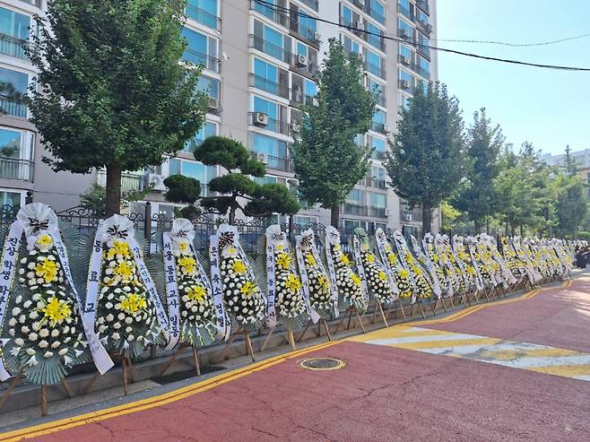 2일 오전 8시40분쯤 서울 양천구의 초등학교 정문 앞에는 100여개 넘는 근조화환이 줄지어 있었다. /사진=김지은 기자