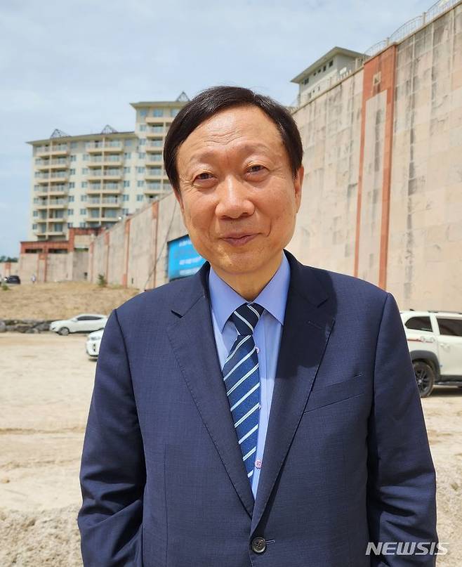 [영주=뉴시스] 김진호 기자 = 박상호 ㈜신태양건설 회장이 31일 경북 영주시 소백산영주스파리조트에서 향후 개발 계획을 설명하고 있다. 2023.08.31  kjh9326@newsis.com