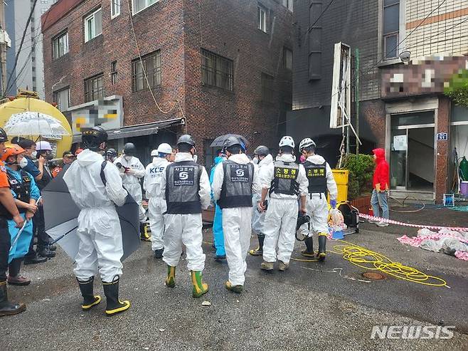 [부산=뉴시스] 이동민 기자 = 2일 오후 부산 동구 목욕탕 폭발사고 현장에서 합동감식단들이 폭발이 일어난 건물 지하 1층으로 내려가고 있다. 2023.09.02. eastsky@newsis.com