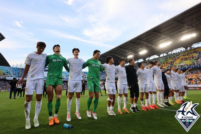 [사진] 승리 후 기뻐하는 FC서울 / 한국프로축구연맹 제공.