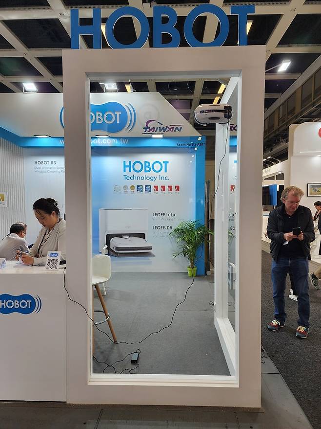 지난 1일(현지시간) 독일 베를린에서 열린 ‘IFA 2023’의&nbsp;대만 로봇청소기 전문 브랜드 호봇 테크놀로지 전시장에서 창문 로봇청소기 ‘호봇 3’가 창문을 닦고 있다. 베를린=이동수 기자