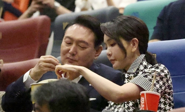 윤석열 대통령(왼쪽)과 김건희 여사가 지난해 6월12일 서울 성동구 영화관에서 영화를 보며 팝콘을 먹고 있다. 연합뉴스