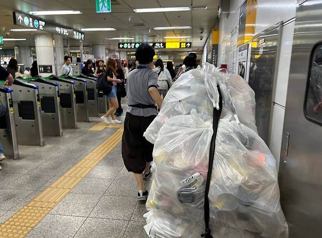 수거한 쓰레기들을 집하장으로 옮기는 모습 ⓒ 시사저널 정윤경