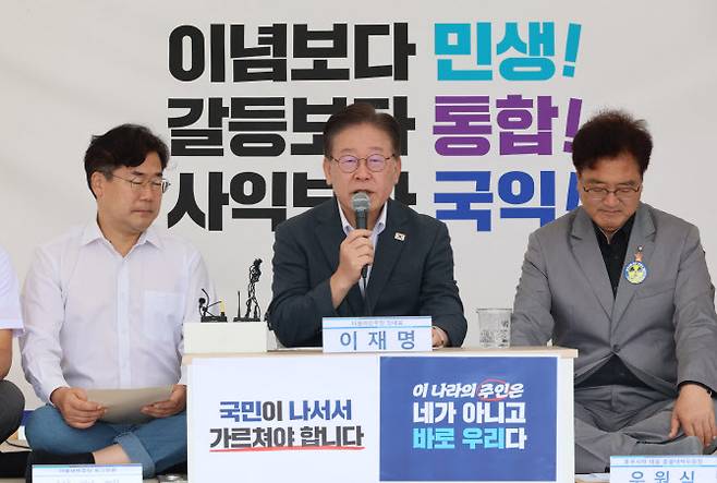 이재명(가운데) 더불어민주당 대표가 3일 오전 국회 단식농성장에서 후쿠시마 오염수 해양투기의 런던협약·의정서 위반 의결을 촉구하는 친서 발송과 관련해 기자회견을 하고 있다.(사진=연합뉴스)