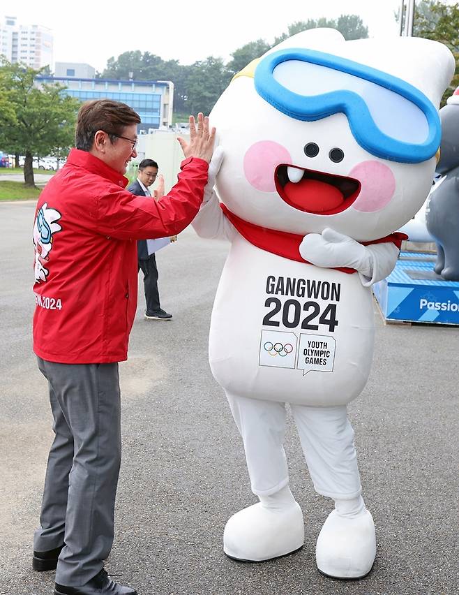 박보균 문화체육관광부 장관이 3일 2024 강원 동계청소년올림픽 현장 점검을 위해 강원도 강릉 컬링센터를 방문해 마스코트 뭉초와 인사를 나누고 있다.사진=문체부 제공