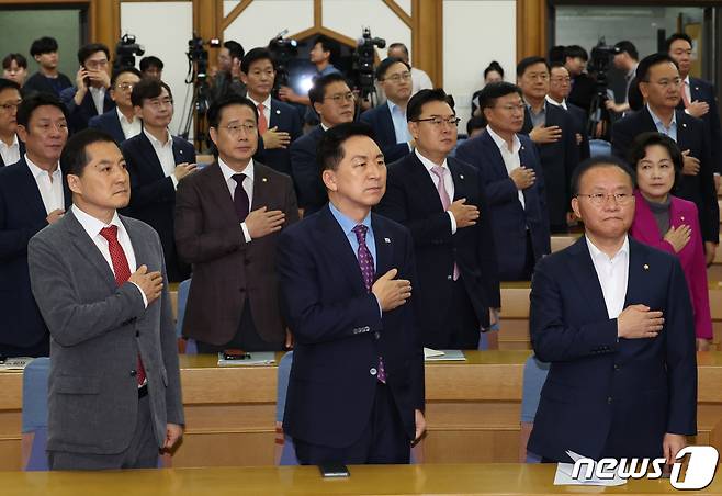 김기현 국민의힘 대표와 윤재옥 원내대표가 1일 오전 서울 여의도 국회 의원회관에서 열린 정책의원총회에서 국기에 경례를 하고 있다. 2023.9.1/뉴스1 ⓒ News1 송원영 기자