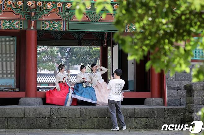 3일 오후 제주시 관덕로 제주목관아에서 한복을 입은 외국관광객들이 사진을 찍으며 즐거운 시간을 보내고 있다.2023.9.3/뉴스1 ⓒ News1 고동명 기자