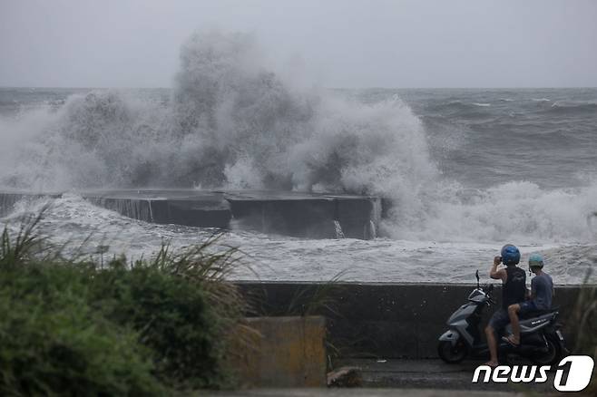 3일(현지시간) 제11호 태풍 '하이쿠이'가 상륙한 대만 동부 이란 해변에 파도가 거세다. 23.09.03 ⓒ AFP=뉴스1 ⓒ News1 김예슬 기자
