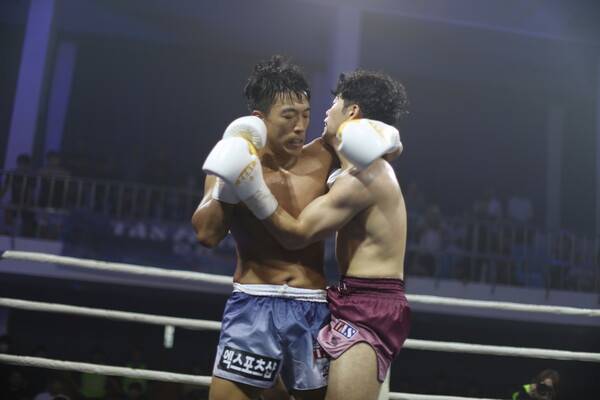 최경현(레어킥복싱, 좌측)과&nbsp;지승민(광주 팀최고짐, 우측)이 끌어안고 힘싸움을 벌이고 있다. 사진┃TAS 제공