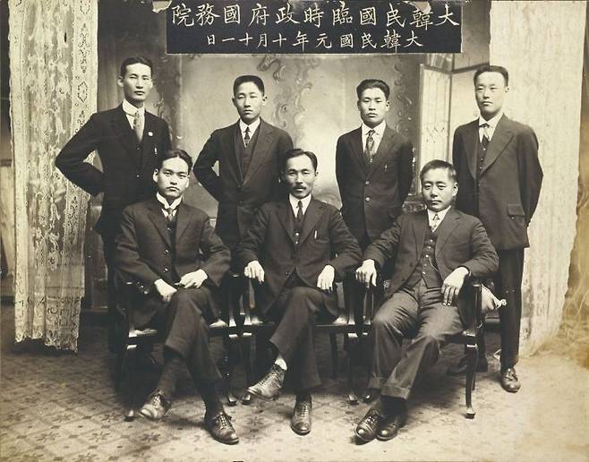 1919년 10월 11일 촬영한 대한민국 임시정부 국무원 기념사진. 앞줄 왼쪽부터 시계 반대 방향으로 신익희, 안창호, 현순, 이춘숙, 최창식, 윤현진, 김철. [이미지출처=연합뉴스]