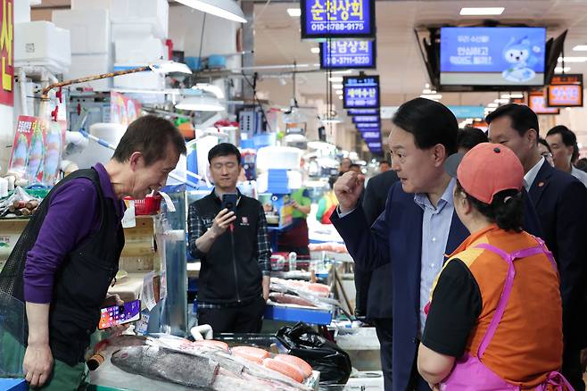 윤석열 대통령이 8월 31일 서울 동작구 노량진수산시장을 방문, 상인들과 대화를 나누고 있다. /뉴스1