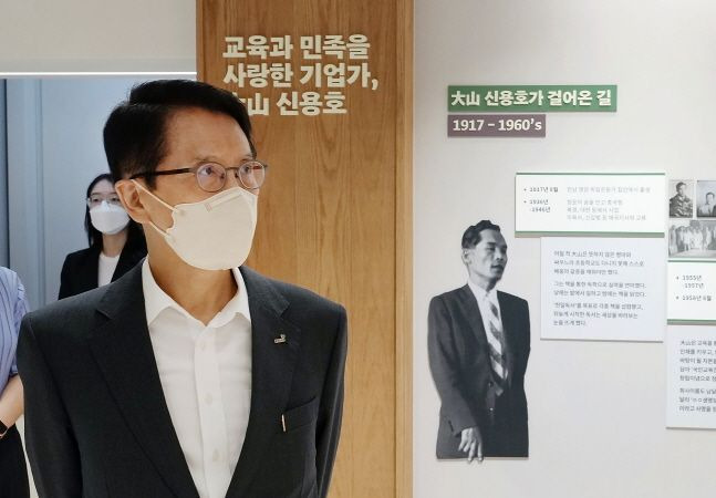 신창재 교보생명 대표이사 겸 이사회 의장이 1일 서울 종로구 교보문고 광화문점에서 열린 대산 신용호 교보생명 창립자 영면 20주기 추모 전시회를 둘러보고 있다. ⓒ교보생명